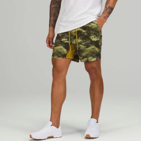 Lululemon T.H.E. Mens Short 7" Linerless Size M 
High Dive Auric Gold Multi - Picture 2 of 9